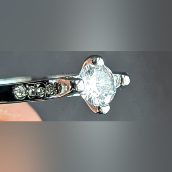 NEW clear beautiful round cut zircon stone set in raised prong on a shiny silver - Picture 4 of 5